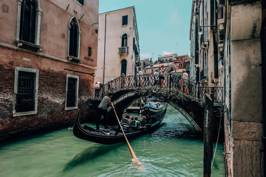 Nuit magique à Venise : Découvrez le récit envoûtant d'une romancière passionnée